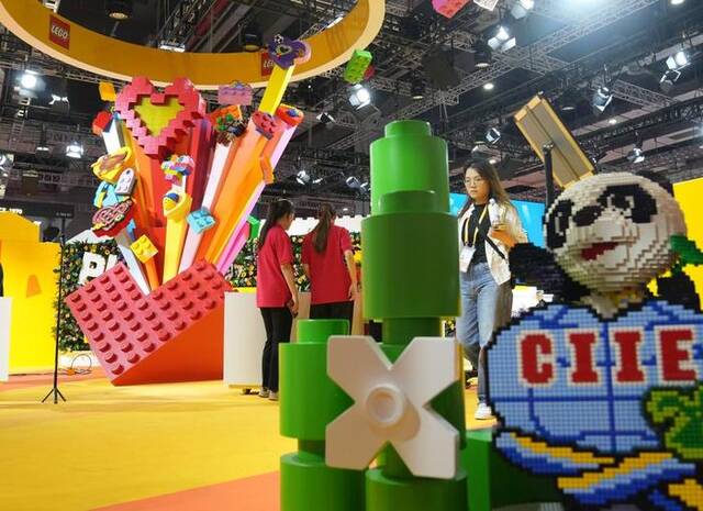 11月5日在第六届进博会消费品展区乐高集团展台拍摄的“玩乐之心”主题装置。新华社记者丁汀摄