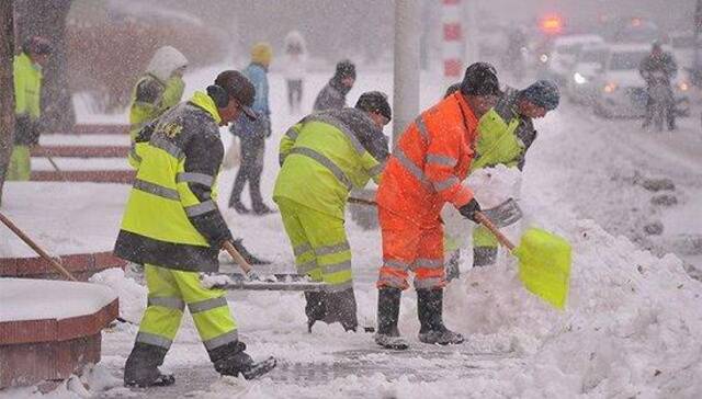 哈尔滨降下大雪，工作人员正在紧急清理。图片来源：视觉中国