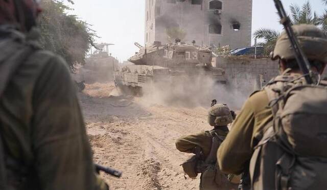 这张以色列国防军11月5日发布的照片显示，以军地面部队在加沙地带内部继续进行军事行动。新华社发（以色列国防军供图）
