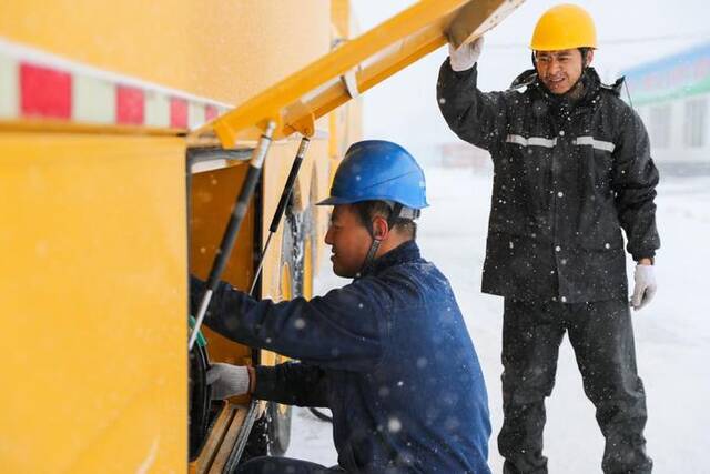 6日，国网长春供电公司工作人员在雪中保障供电。新华社记者颜麟蕴摄