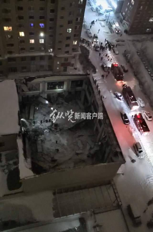 黑龙江桦南一处体育馆发生坍塌，当地医院称所有救护车已出动，目前已收治两名受伤学生