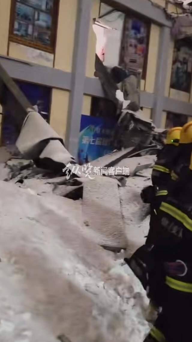 黑龙江桦南一处体育馆发生坍塌，当地医院称所有救护车已出动，目前已收治两名受伤学生