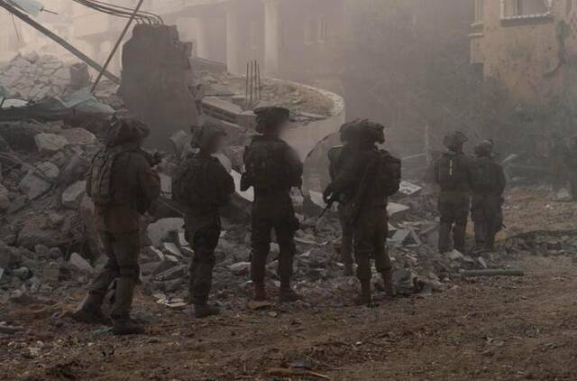 以色列国防军11月6日发布的照片显示，以军地面部队在加沙地带内部开展军事行动。新华社发