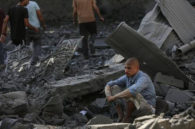 11月4日，人们在遭以色列袭击后的建筑废墟中实施救援。新华社发