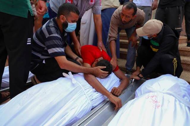 11月5日，在加沙地带南部城市汗尤尼斯，人们悼念在冲突中去世的亲友。新华社发