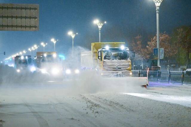 11月6日，清雪车在哈尔滨友谊西路上清除路面积雪。当日下午，黑龙江省气象台继续发布暴雪红色预警信号。新华社记者陈益宸摄