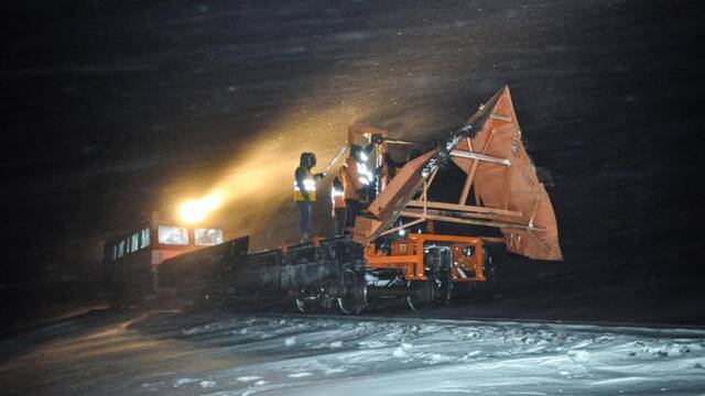 工人们在为铁轨清雪。（中国铁路哈尔滨局集团有限公司供图）