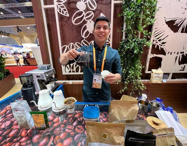 洪都拉斯咖啡品鉴师罗伯托·卡洛斯·阿格塔让中国消费者品尝优质洪都拉斯咖啡。新华社记者成欣摄
