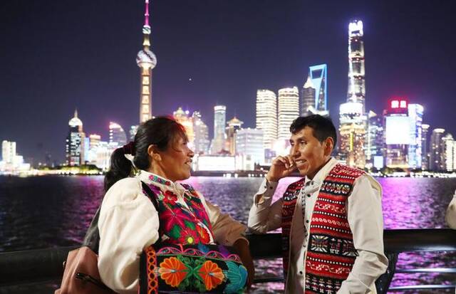 ↑马马尼大叔和妻子格洛丽亚一起在上海外滩聊天赏夜景（11月2日摄）。