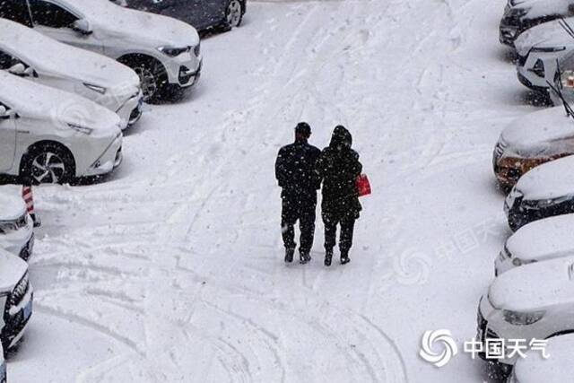 哈尔滨昨日遭遇强降雪。（图/吴胡荼）