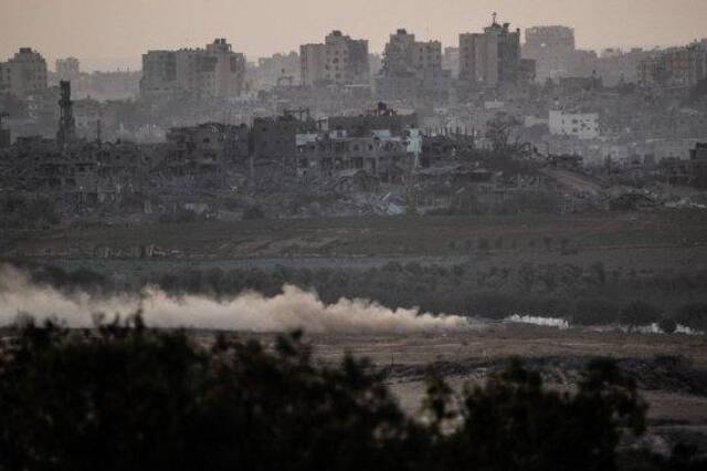 当地时间2023年11月7日，巴以冲突持续，从以色列斯德洛特眺望，加沙地带遭空袭后浓烟滚滚。澎湃影像图