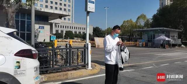 上官正义前往襄阳市公安局递交证据资料。石伟摄