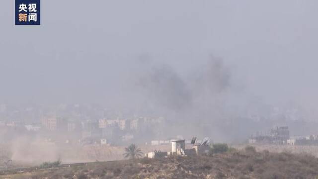 △加沙城镇遭到以军空袭，城市上空升起浓浓白烟