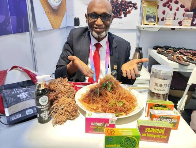 11月7日，坦桑尼亚的参展商纳苏尔·达基展示麒麟菜及其制品。新华社记者杨洋摄