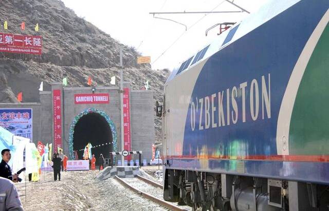 中铁隧道集团承担的乌兹别克斯坦安格连-帕普铁路卡姆奇克隧道全隧贯通（2016年2月27日摄）。新华社记者沙达提摄