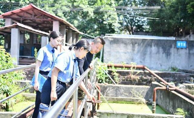 重庆市检察院第一分院办案组到B污水处理厂对当事人进行回访。