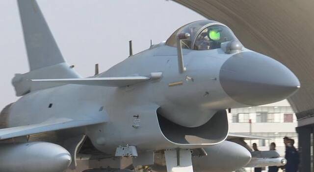 中阿空军在新疆首次联训后，歼-10C自主编队飞赴阿联酋