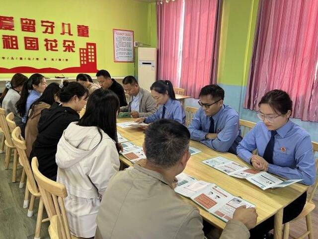 座谈会上,老师们系统学习强制报告制度。