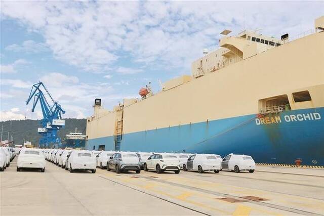 小漠国际物流港前十月货物吞吐量突破100万吨 汽车出口累计超1.5万辆