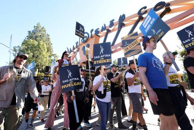 当地时间2023年11月1日，美国加利福尼亚州伯班克，美国演员工会正在举行罢工。&nbspICphoto图