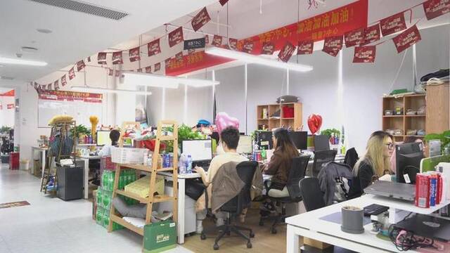 源氏木语上海总部的客服正在马不停蹄地回复线上用户的商品问询。