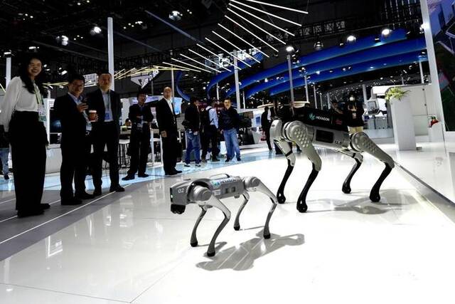 11月7日，在第六届进博会技术装备展区，观众在观看海克斯康展示的智能机器狗。新华社记者张建松摄