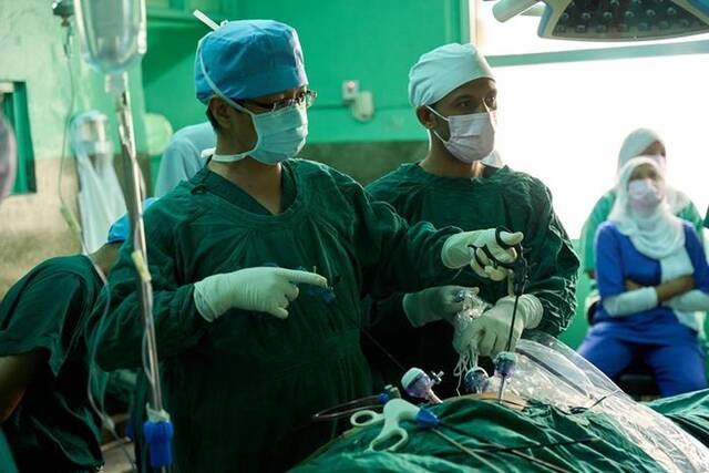近日，中国（江苏）第33期援桑给巴尔医疗队队长蒋国庆医生(左一)为桑给巴尔当地患者开展手术。（医疗队供图）