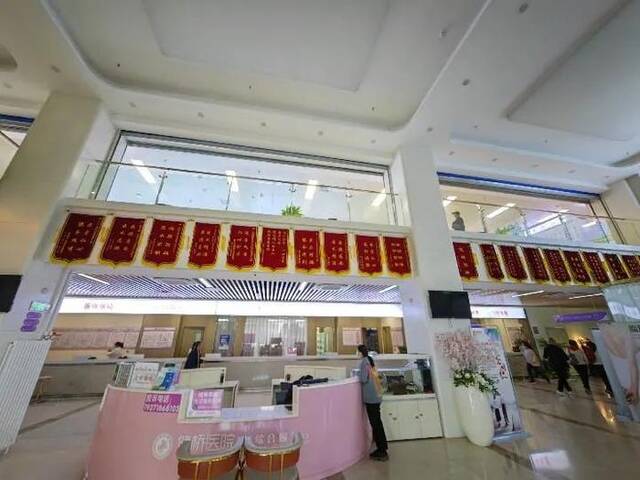 图为11月7日拍摄的襄阳健桥医院一楼大厅。新华社记者侯文坤摄