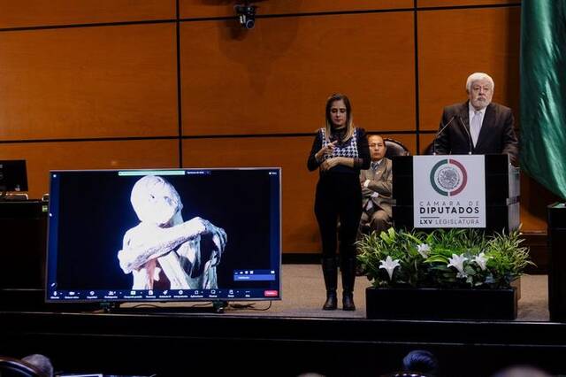 11月7日，在墨西哥国会上，莫桑主持了关于不明飞行物的第二次听证会，屏幕上显示了一段视频。