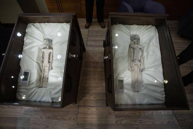 9月13日，墨西哥首都墨西哥城，听证会上展示了两具疑似“外星生物”的遗骸。