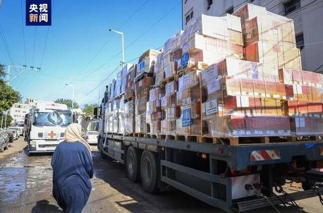△11月7日，运载援助物资的卡车抵达加沙城。