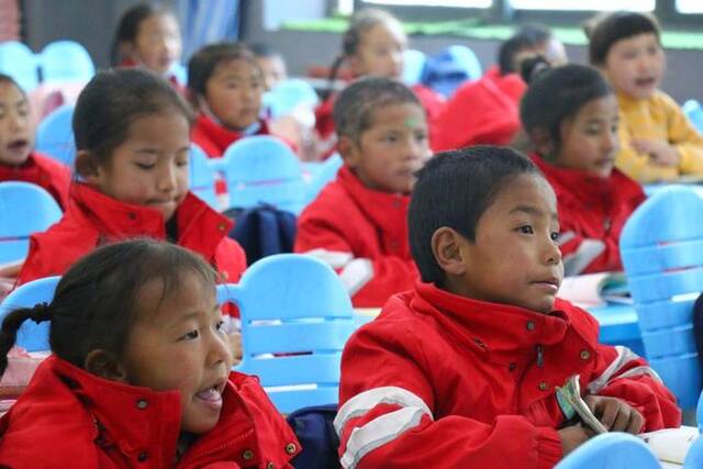 阿里陕西实验学校的学生在教室上课（11月6日摄）。新华社记者陈尚才摄