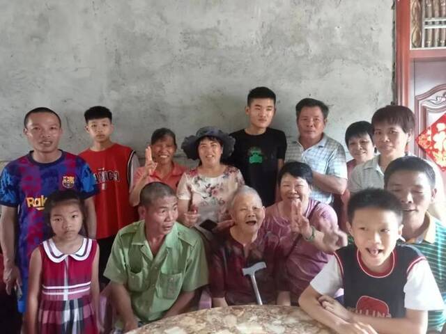 2022年，美金阿婆寿辰，阿婆的家人齐聚一堂，为阿婆庆生。图源：中国“慰安妇”问题研究中心