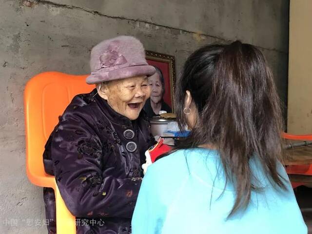 2022年1月，新春慰问行团队前往海南探望美金阿婆，阿婆见到志愿者们十分高兴。图源：中国“慰安妇”问题研究中心