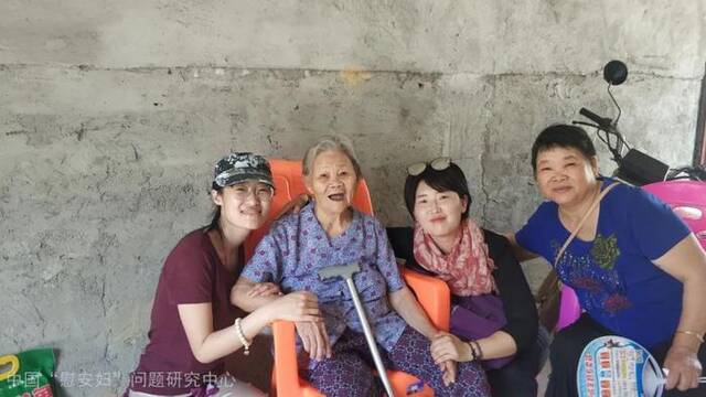 2019年5月，研究中心志愿者前去看望美金阿婆，阿婆精神矍铄，看到志愿者们的到来十分开心。图源：中国“慰安妇”问题研究中心