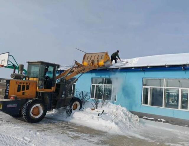 佳木斯当地清除屋顶积雪画面。