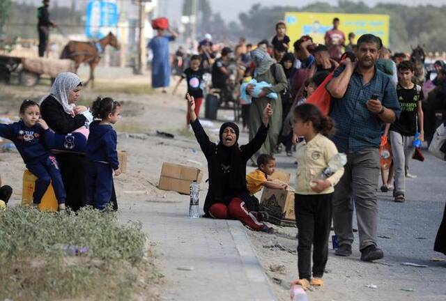 11月10日，在加沙地带中部地区，加沙地带北部的民众被迫向南撤离。新华社发（亚西尔·库迪摄）