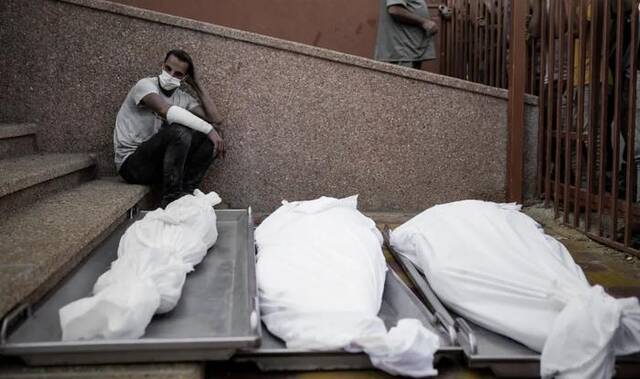 当地时间2023年11月7日，加沙地带，遇难者遗体被送往一家医院。图/ICphoto