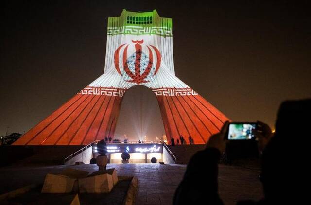 这是2021年1月1日在伊朗首都德黑兰拍摄的地标建筑自由塔。新华社发（艾哈迈德·哈拉比萨斯摄）