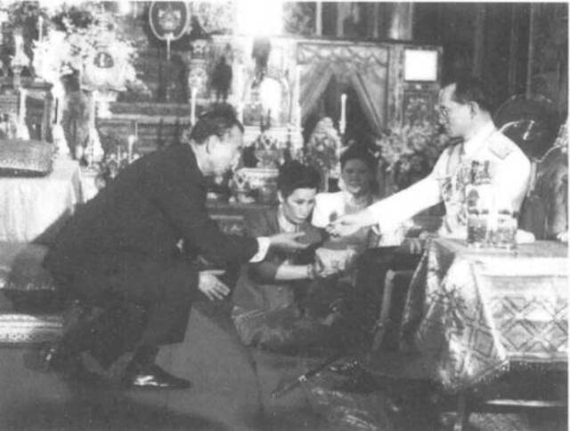 ●泰国国王拉玛九世为陈修试颁赐纪念品。图片来源：《奋斗人生：陈修试传略》