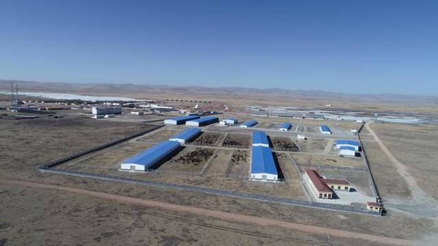 此为甘肃省甘南藏族自治州玛曲县马场畜牧产业养殖基地。（无人机照片）（受访者供图）