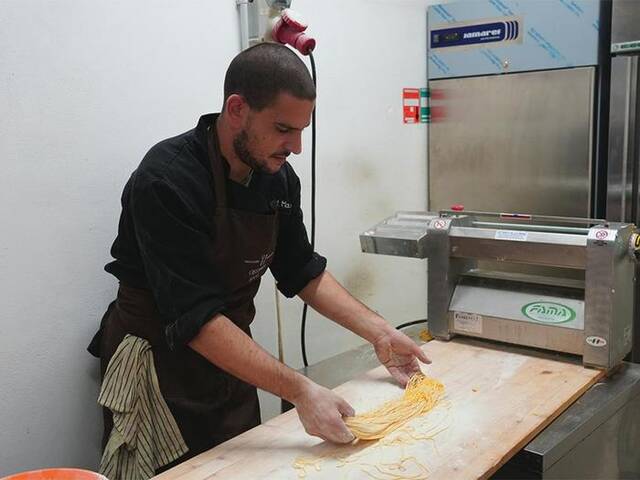 意大利马尼餐厅主厨马泰奥·梅迪科正在制作意大利面。新华社记者周啸天摄