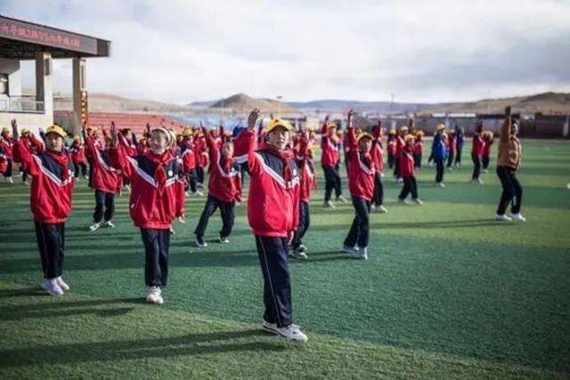 那曲市班戈县中石化小学学生在操场上活动。单劼摄