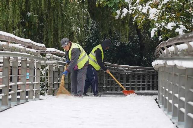 ▲11月11日，园林工人在济南泉城公园清扫积雪。图片来自新华社