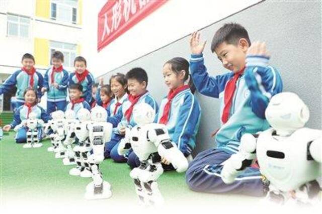 图①：河北省唐山市丰润区西实验小学内，学生在与人形机器人互动。图片来源：视觉中国