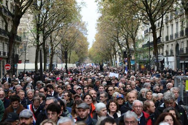 外媒：巴黎等地共超过10万人游行抗议“反犹主义行为”，法国总理和勒庞参加