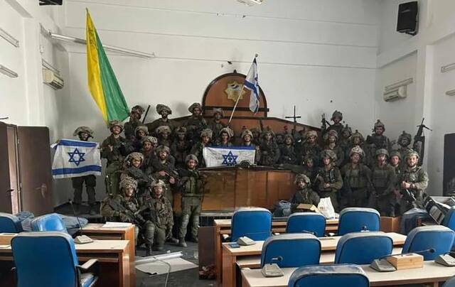 以色列军人已占领加沙城议会大楼，并在议会讲台上拍摄集体照。图源：《以色列时报》