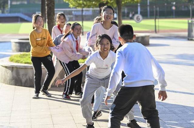 2023年11月2日，江苏省昆山开发区开发区青阳港学校，小学生利用课间10分钟在进行游戏活动。ICphoto图