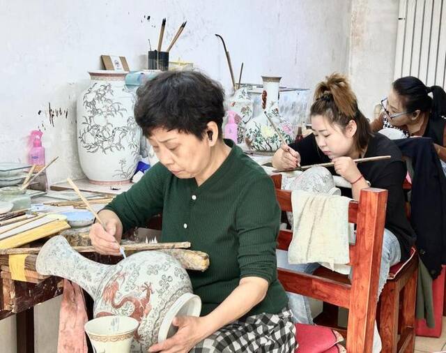 10月18日，匠人在王作彬的工作室内制作粉彩瓷器。新华社记者毛振华摄
