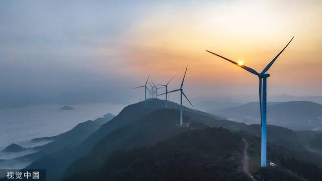 2023年10月11日，江西九江，瑞昌市洪下乡蜈蚣山风电场，风电机组与青山、云雾等相映成景。图片来源：视觉中国